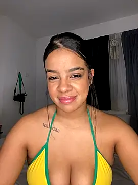 Snapshot of trianawhite chatting on 12-13-25, 11:10 trianawhite online show from 12-13-25, 11:10