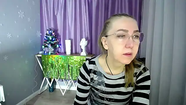 Snapshot of queen_a_n_i chatting on 12-14-24, 09:40 queen a n i online show from 12-14-24, 09:40