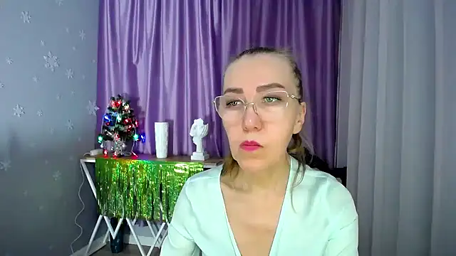 Snapshot of queen_a_n_i chatting on 12-17-24, 11:06 queen a n i online show from 12-17-24, 11:06