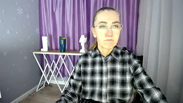 Snapshot of queen_a_n_i chatting on 01-27-25, 07:56 queen a n i online show from 01-27-25, 07:56