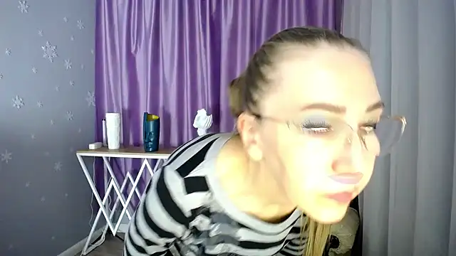 Snapshot of queen_a_n_i chatting on 03-08-25, 11:58 queen a n i online show from 03-08-25, 11:58