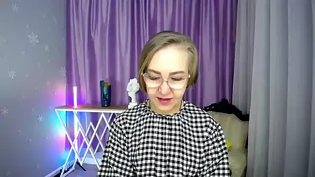 Snapshot of queen_a_n_i chatting on 10-07-25, 10:45 queen a n i online show from 10-07-25, 10:45