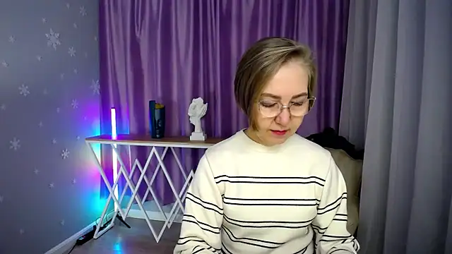 Snapshot of queen_a_n_i chatting on 10-13-25, 08:14 queen a n i online show from 10-13-25, 08:14