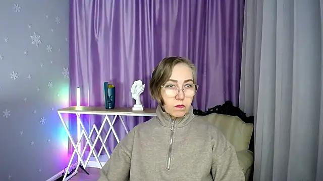 Snapshot of queen_a_n_i chatting on 10-21-25, 10:05 queen a n i online show from 10-21-25, 10:05