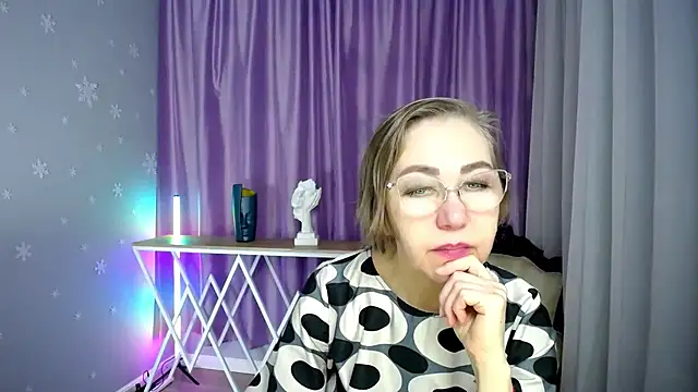 Snapshot of queen_a_n_i chatting on 11-15-25, 11:40 queen a n i online show from 11-15-25, 11:40