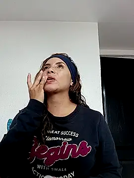 karolkim022 online show from 10-08-25, 06:38