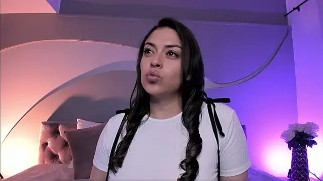 Snapshot of Nicolle_W chatting on 02-05-25, 11:55 Nicolle W online show from 02-05-25, 11:55