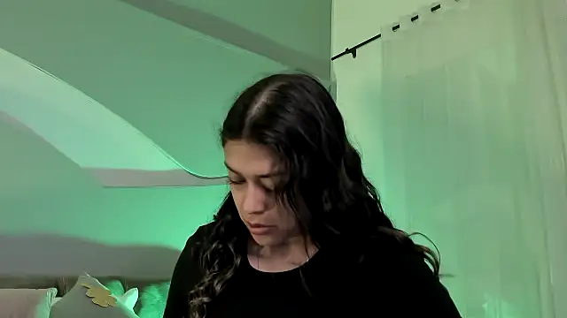 Snapshot of Nicolle_W chatting on 03-17-25, 06:42 Nicolle W online show from 03-17-25, 06:42