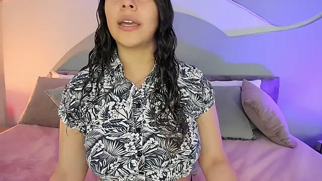 Snapshot of Nicolle_W chatting on 09-21-25, 02:46 Nicolle W online show from 09-21-25, 02:46