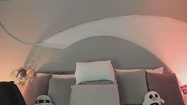 Snapshot of Nicolle_W chatting on 10-23-25, 11:53 Nicolle W online show from 10-23-25, 11:53