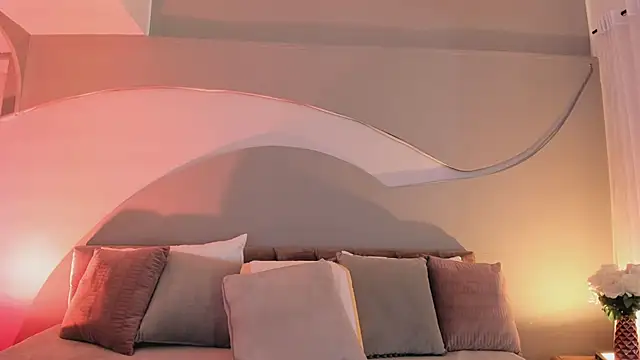 Snapshot of Nicolle_W chatting on 10-29-25, 11:56 Nicolle W online show from 10-29-25, 11:56