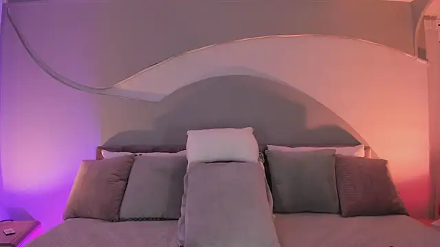 Snapshot of Nicolle_W chatting on 11-05-25, 11:43 Nicolle W online show from 11-05-25, 11:43