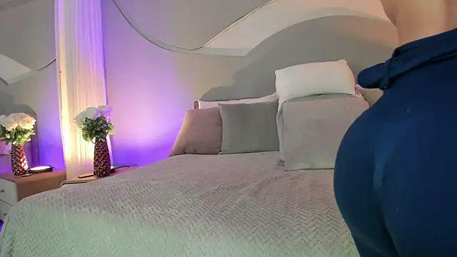 Snapshot of Nicolle_W chatting on 11-08-25, 11:54 Nicolle W online show from 11-08-25, 11:54