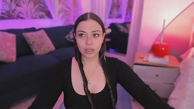 Snapshot of Nicolle_W chatting on 11-28-25, 11:57 Nicolle W online show from 11-28-25, 11:57