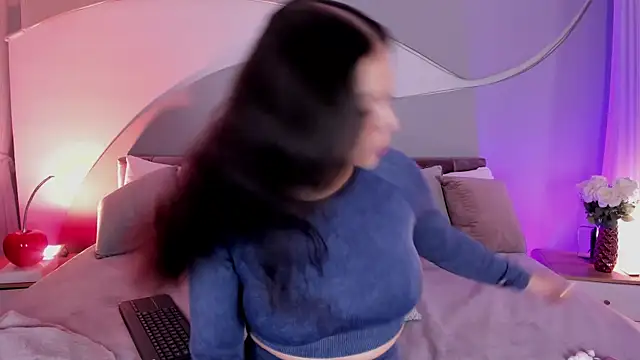 Nicolle W online show from 04-21-26, 11:49