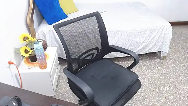 emiliaa hot online show from 01-10-25, 12:27