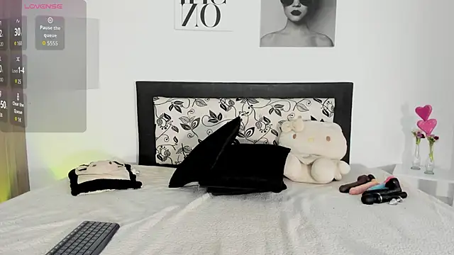 Snapshot of MiliMattel chatting on 10-31-25, 04:08 MiliMattel online show from 10-31-25, 04:08