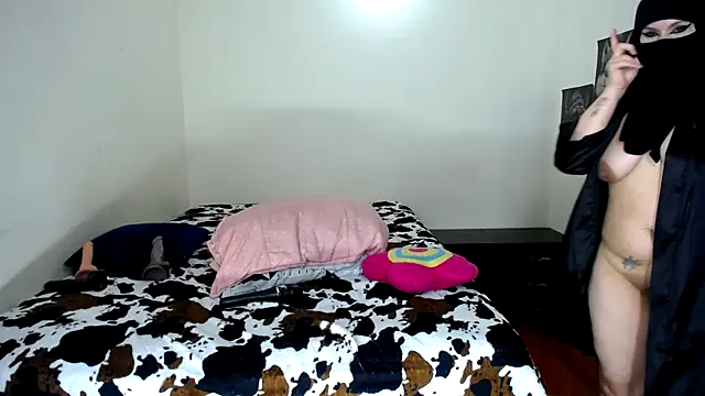 Snapshot of evelyn__salah chatting on 03-18-25, 04:26 evelyn salah online show from 03-18-25, 04:26