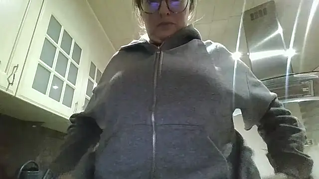 Snapshot of LiquidLeonie chatting on 03-18-26, 05:32 LiquidLeonie online show from 03-18-26, 05:32