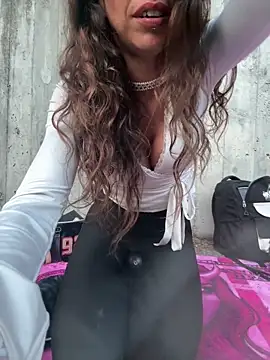 amanilouve online show from 04-21-26, 06:12