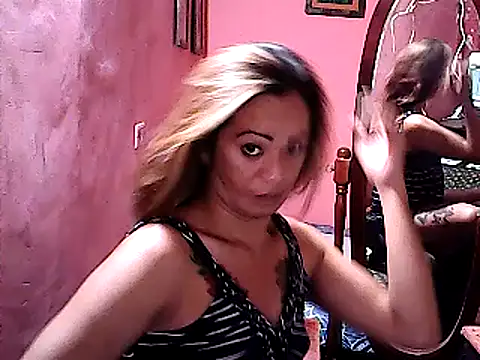 Snapshot of yummy_21xxx chatting on 03-05-25, 01:17 yummy 21xxx online show from 03-05-25, 01:17