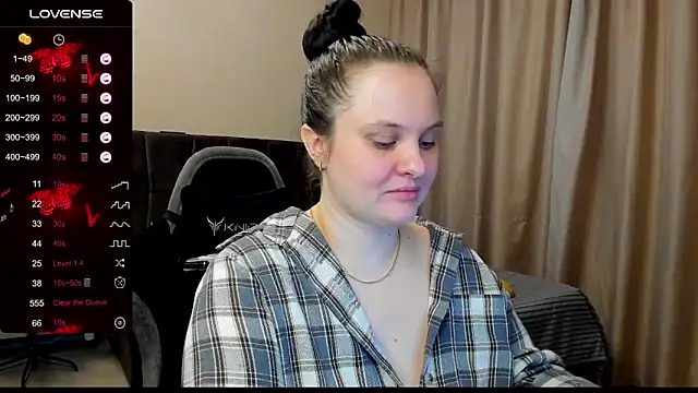 Snapshot of AlanaBrox chatting on 12-22-25, 04:26 AlanaBrox online show from 12-22-25, 04:26