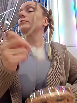 Snapshot of Bondgirl_013 chatting on 12-21-25, 01:51 Bondgirl 013 online show from 12-21-25, 01:51