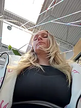 Snapshot of Bondgirl_013 chatting on 01-14-26, 01:28 Bondgirl 013 online show from 01-14-26, 01:28