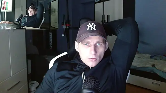 Snapshot of PoliglotJoe chatting on 10-11-25, 12:32 PoliglotJoe online show from 10-11-25, 12:32
