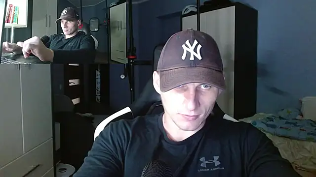 Snapshot of PoliglotJoe chatting on 10-13-25, 02:44 PoliglotJoe online show from 10-13-25, 02:44