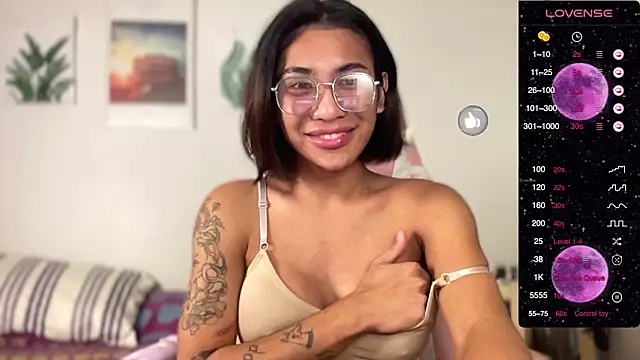 Snapshot of Alaia_Pope chatting on 02-04-25, 04:18 Alaia Pope online show from 02-04-25, 04:18