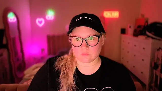 PiggyRose online show from 10-18-25, 12:02