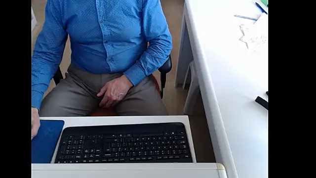 Snapshot of dutchpornking chatting on 11-12-25, 09:10 dutchpornking online show from 11-12-25, 09:10