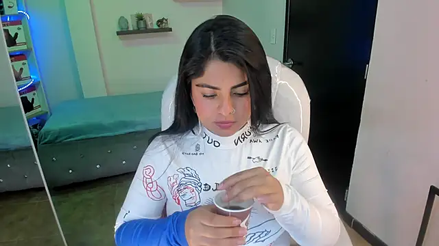 Snapshot of Catalinaa_martinez chatting on 12-05-24, 10:34 Catalinaa martinez online show from 12-05-24, 10:34