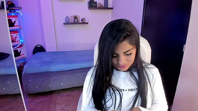 Snapshot of Catalinaa_martinez chatting on 12-13-24, 05:21 Catalinaa martinez online show from 12-13-24, 05:21