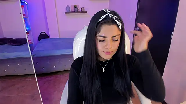 Snapshot of Catalinaa_martinez chatting on 12-18-24, 06:35 Catalinaa martinez online show from 12-18-24, 06:35