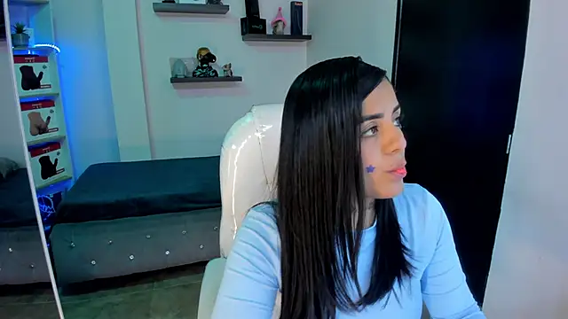 Snapshot of Catalinaa_martinez chatting on 02-14-25, 08:37 Catalinaa martinez online show from 02-14-25, 08:37