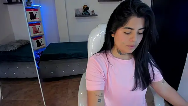 Snapshot of Catalinaa_martinez chatting on 02-15-25, 08:43 Catalinaa martinez online show from 02-15-25, 08:43