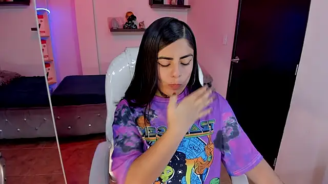 Snapshot of Catalinaa_martinez chatting on 02-21-25, 08:38 Catalinaa martinez online show from 02-21-25, 08:38