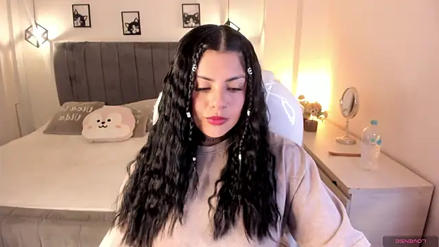 Snapshot of Catalinaa_martinez chatting on 09-18-25, 02:57 Catalinaa martinez online show from 09-18-25, 02:57