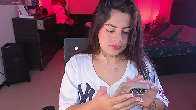 Snapshot of Catalinaa_martinez chatting on 05-23-26, 06:51 Catalinaa martinez online show from 05-23-26, 06:51