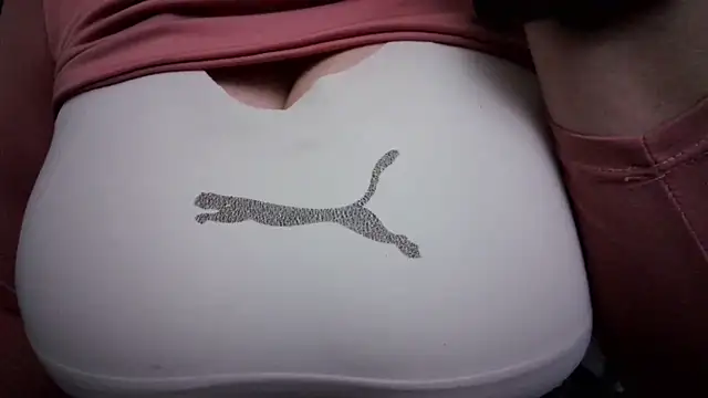 Snapshot of AnnyelinnaLove chatting on 12-18-25, 02:17 AnnyelinnaLove online show from 12-18-25, 02:17