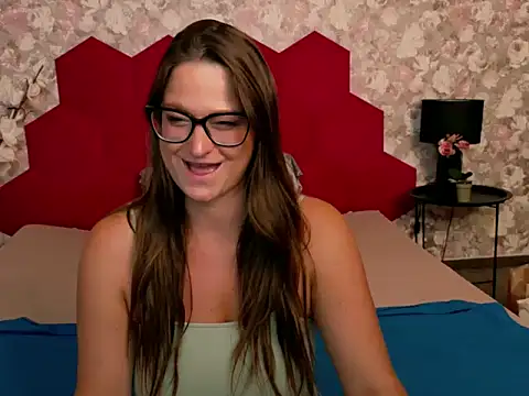 Snapshot of VictoriaCage chatting on 05-31-26, 03:30 VictoriaCage online show from 05-31-26, 03:30