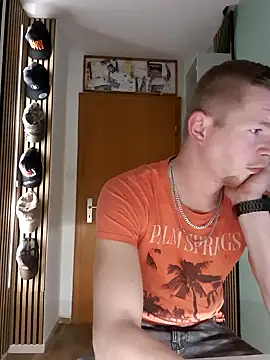 Snapshot of Playbunniboy chatting on 12-17-24, 06:31 Playbunniboy online show from 12-17-24, 06:31