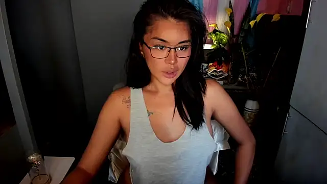 Snapshot of QuiinMollyXxX chatting on 03-07-26, 04:42 QuiinMollyXxX online show from 03-07-26, 04:42