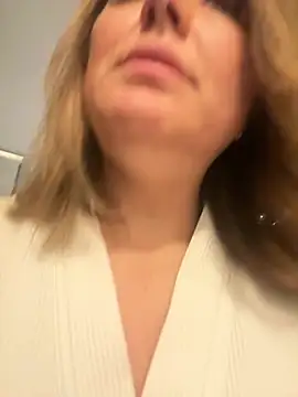 Snapshot of Emma_roqueen chatting on 03-18-26, 10:35 Emma roqueen online show from 03-18-26, 10:35