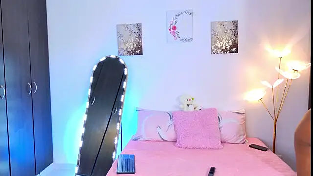 Snapshot of SarahCinnamon- chatting on 06-09-26, 04:51 SarahCinnamon- online show from 06-09-26, 04:51