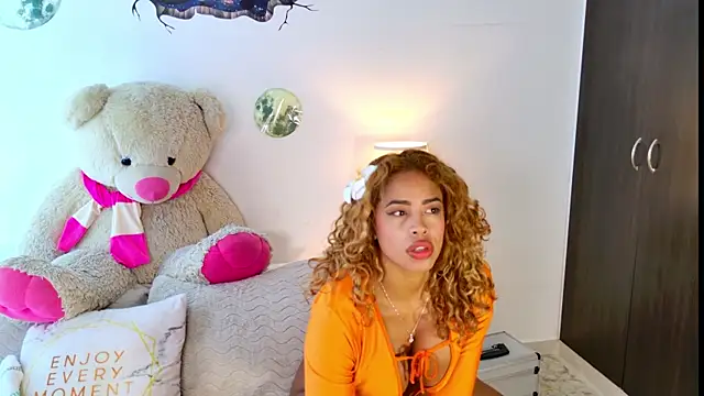 Snapshot of SarahCinnamon- chatting on 07-10-26, 03:58 SarahCinnamon- online show from 07-10-26, 03:58