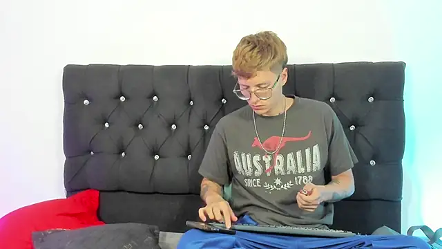 Snapshot of A_sexy_couple__ chatting on 10-05-25, 01:59 A sexy couple   online show from 10-05-25, 01:59