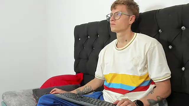 Snapshot of A_sexy_couple__ chatting on 10-05-25, 09:13 A sexy couple   online show from 10-05-25, 09:13